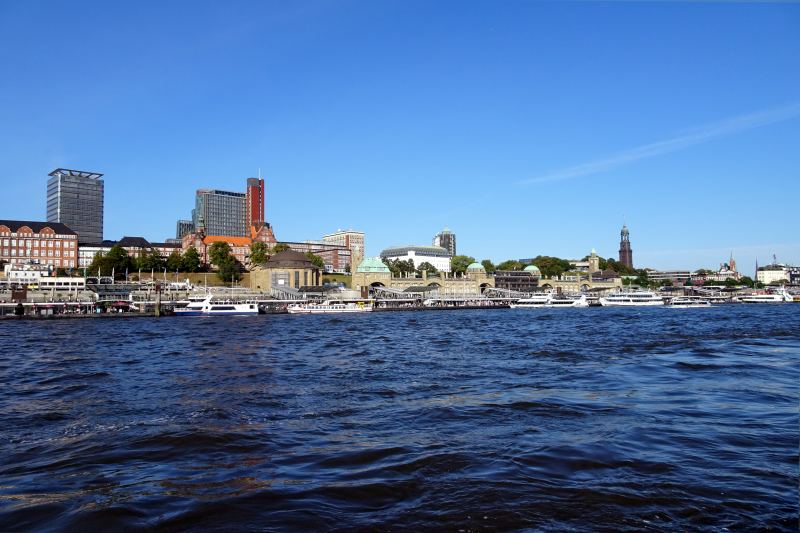 Hamburg Landungsbrücken und Michel