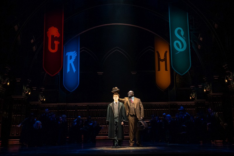 Albus Severus Potter mit Hagrid und dem sprechenden Hut in Harry Potter und das verwunschene Kind