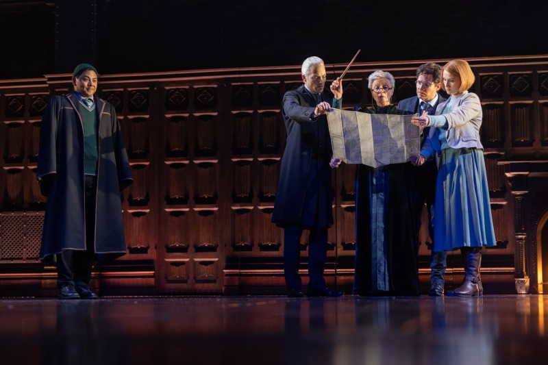 Prof. McGonagall, Draco, Harry und Ginny Potter auf der Bühne mit der Karte des Rumtreibers 