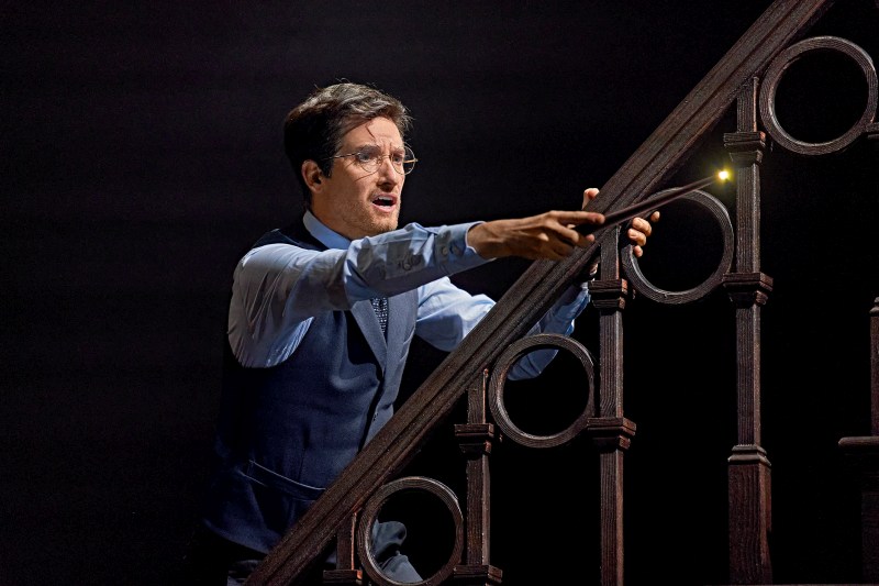 Harry Potter zaubert im Theaterstück Harry Potter und das verwunschene Kind in Hamburg