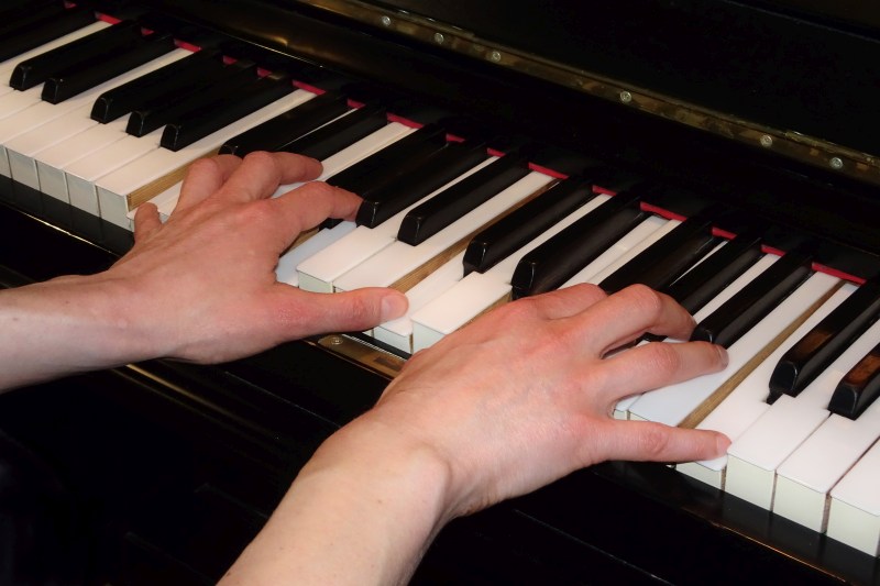 Klavier spielen lernen: Hände auf Klaviatur