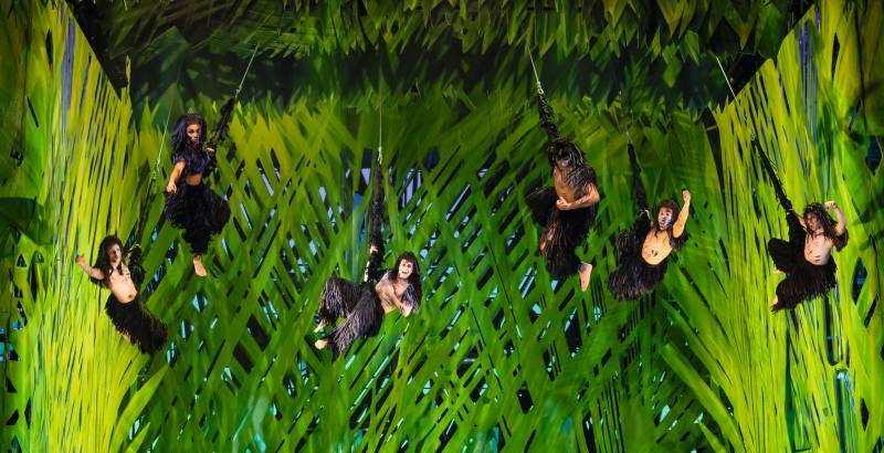 Luftakrobatik der Gorillas im Tarzan Musical