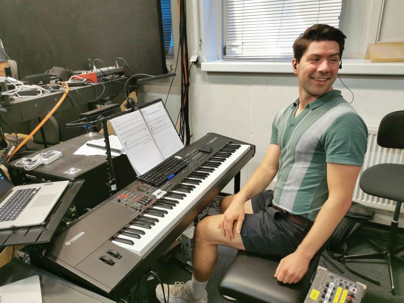 Tarzan Musical backstage bei der Band: Keyboarder mit Klick im Ohr