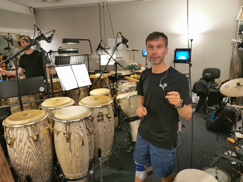 Percussionist mit Congas und Bongos im Tarzan Orchester hinter den Kulissen.