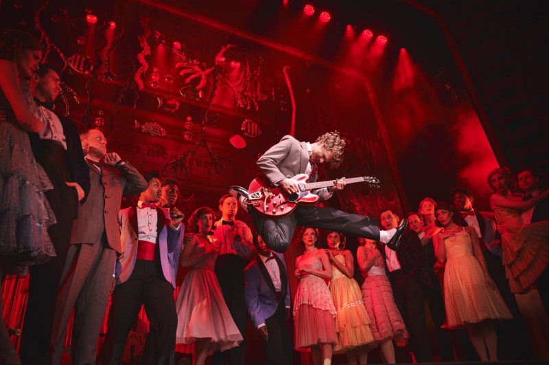 Rezension Zurück in die Zukunft Musical: Marty McFly spielt Johnny B. Goode mit der E-Gitarre