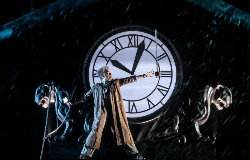 Doc Brown am Uhrturm des Rathauses: Zurück in die Zukunft Musical Erfahrungsbericht