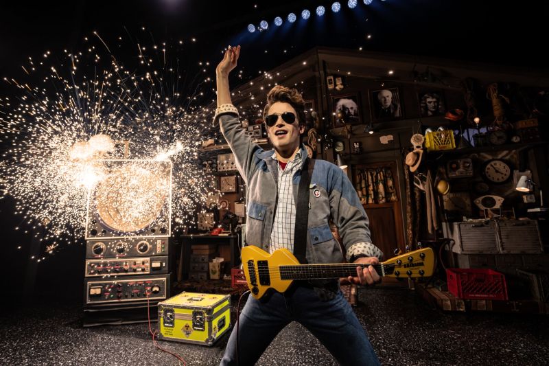 Marty McFly spielt Gitarre im Musical Zurück in die Zukunft: Kritik zum Zeitreisemusical mit Pyrotechnik-Effekten