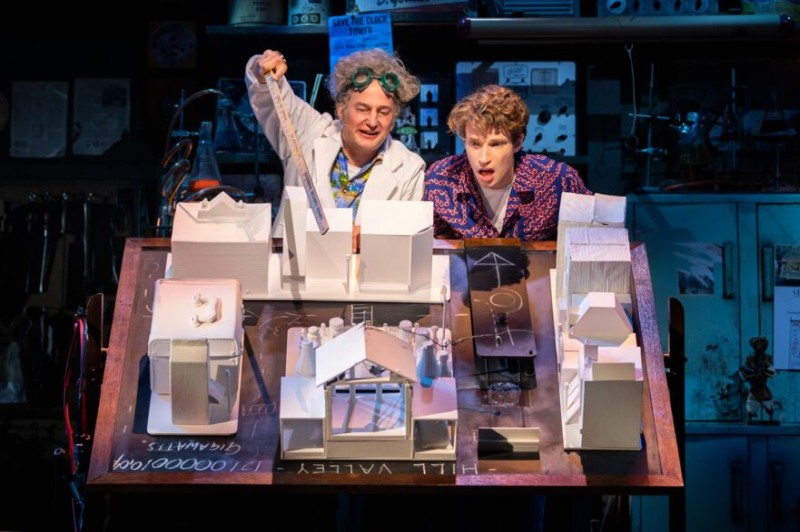 Doc Brown macht einen Plan, um Marty McFly mit einem Blitz zurück in die Zukunft zu bringen: Musicalreview