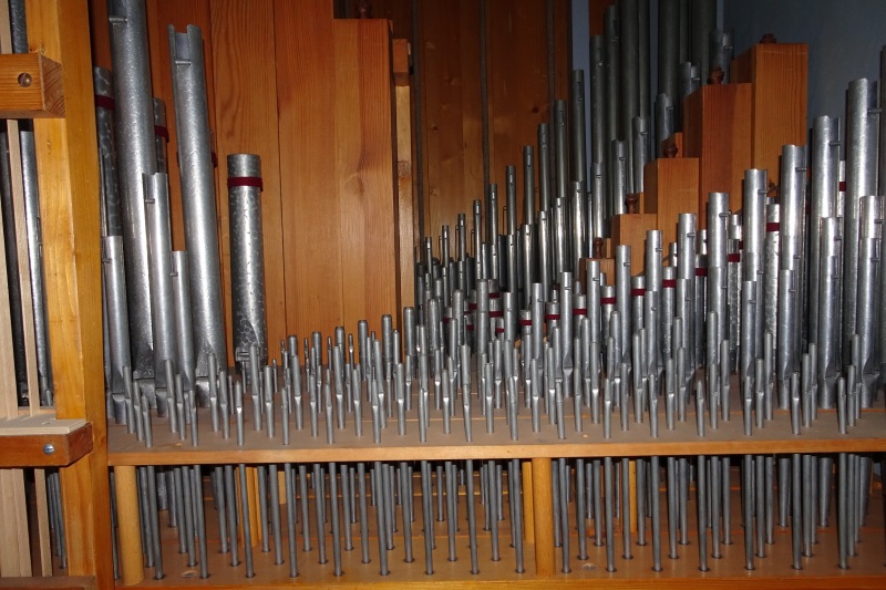 Reihen von Orgelpfeifen im Inneren einer Kirchenorgel.