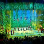 Band im Musical Tarzan verbeugt sich beim Schlussapplaus auf der Bühne.