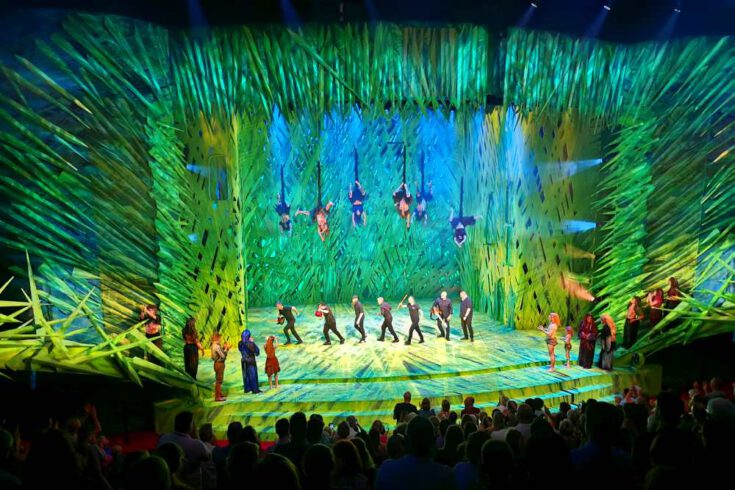 Band im Musical Tarzan verbeugt sich beim Schlussapplaus auf der Bühne.